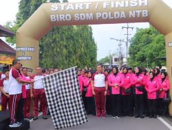 Ketua Bhayangkari Cabang Lombok Utara Hadiri Jalan Santai Sambut HUT Ke-45 YKB