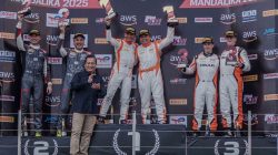 Miq Iqbal Serahkan Trophy Kepada Pembalap Bob Yuan dan Leo Ye Hongli Juara GT World Challenge Asia 2025 Sirkuit Mandalika
