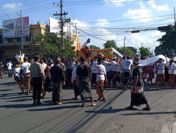 Sinergi Bhabinkamtibmas, Babinsa dan Warga Amankan Prosesi Ngaben di Pagesangan Selatan