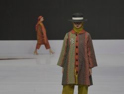 Tenun Muna Pa’a Dompu Tampil Memukau di Indonesia Fashion Week 2025
