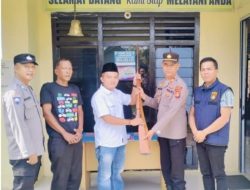 Kapolsek Purwodadi Terima Langsung Penyerahan Senpira Oleh Warga