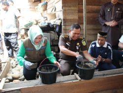 Peduli Masyarakat Miskin, Kejari dan Pemkab Musi Rawas Berkolaborasi Bedah Rumah