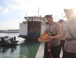 Khidmat di Laut, Wakapolda NTB Pimpin Tabur Bunga Peringati Hari Bhayangkara Ke-79