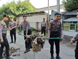 Polri Peduli, Personel Dit Samapta Polda NTB Gotong Royong Bersihkan Lingkungan Pasca Banjir di Ampenan
