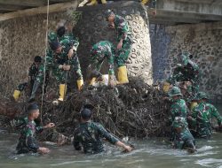 Korem 162/Wira Bhakti Gelar Korve Sampah Pasca Banjir di Kota Mataram