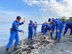 Pasca Banjir, Polairud Polda NTB Gelar Aksi Bersih Pantai di Loang Baloq