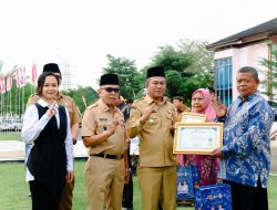 Apel Pagi Bersama, Wabup Mura Serahkan Bingkisan Kepada PNS Purna Tugas