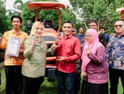 Serahkan Bantuan Alsintan Kepada Koptan, Ini Harapan Bupati Mura