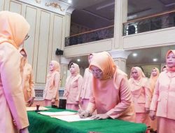 Hj. Nani Winarni Oktaviano Dikukuhkan Sebagai Ketua DWP Kabupaten Mura 2024-2029