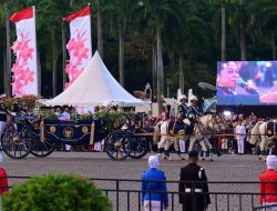 Kirab Budaya Hantarkan Duplikat Bendera Merah Putih dan Teks Proklamasi Kembali ke Monas