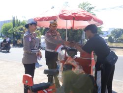 Sambut HUT RI ke-80, Sat Lantas Polresta Mataram Bagikan Bendera Merah Putih di Jalan Panji Tilar