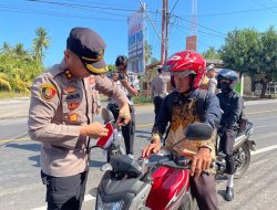 Sambut HUT RI ke-80 Kapolres Lombok Utara Turun ke Jalan Bagikan Bendera