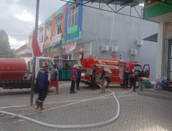 Kolaborasi Polsek Tanjung dan Damkar Respon Cepat Kebakaran di Toko Sukses Crown Toys