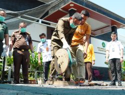 Kejari Musnahkan Barang Bukti Inkracht, Bupati OKI Apresiasi Kinerja APH