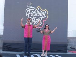 Menggunakan Kombinasi Tenun, Kapolres dan Ketua Bhayangkari Lombok Utara Tampil di Fashion Street KLU