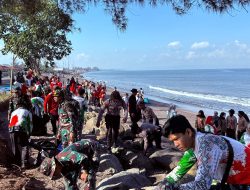 Korem 162/WB Gelar Karya Bakti Pembersihan Pantai Sambut HUT Ke-80 RI