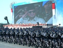 Defile Militer Akhiri Gelar Pasukan, Presiden Prabowo Beri Penghormatan kepada Prajurit