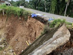 Longsor Susulan di Desa Tanjung Raya, Akses Utama Terancam Putus dan Rumah Warga serta Balai Desa Ikut Terdampak