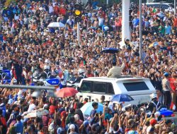 HUT ke-80 TNI, Masyarakat Padati Jalan dari Istana Merdeka ke Monas Sambut Presiden Prabowo