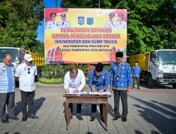 Pemprov NTB Serahkan Sarana Pengelolaan Sampah ke Pemkot Mataram