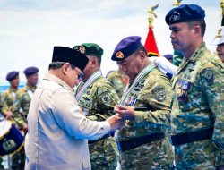 Presiden Prabowo Hadiri Presidential Inspection di KRI dr. Radjiman Wedyodiningrat (RJW-992), Anugerahkan Tanda Kehormatan