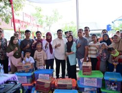 Gerak Cepat, Bupati Askolani Serahkan Bantuan Seragam Sekolah dan Sembako Bagi Anak dan Warga Terdampak Kebakaran