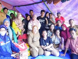 Berikan Dukungan Langsung, Bupati Mura Sambangi Orang Tua Kelvin di Pinggir Sungai