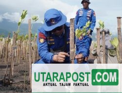 Personel Kapal Polisi XXI-2012, XXI-1002 dan Masyarakat Tanam Mangrove di Muara Sugian Sambelia