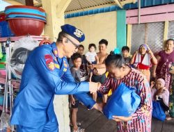 Usai Pantau Debit Air Sungai Sembilang, Satpolairud Polres Banyuasin Salurkan Bantuan Sembako ke Warga