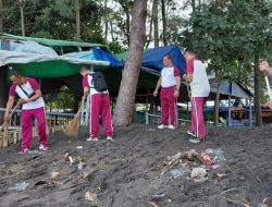 Ditpolairud Polda NTB Laksanakan Kegiatan Bersih-Bersih Pantai Gading Sekarbela