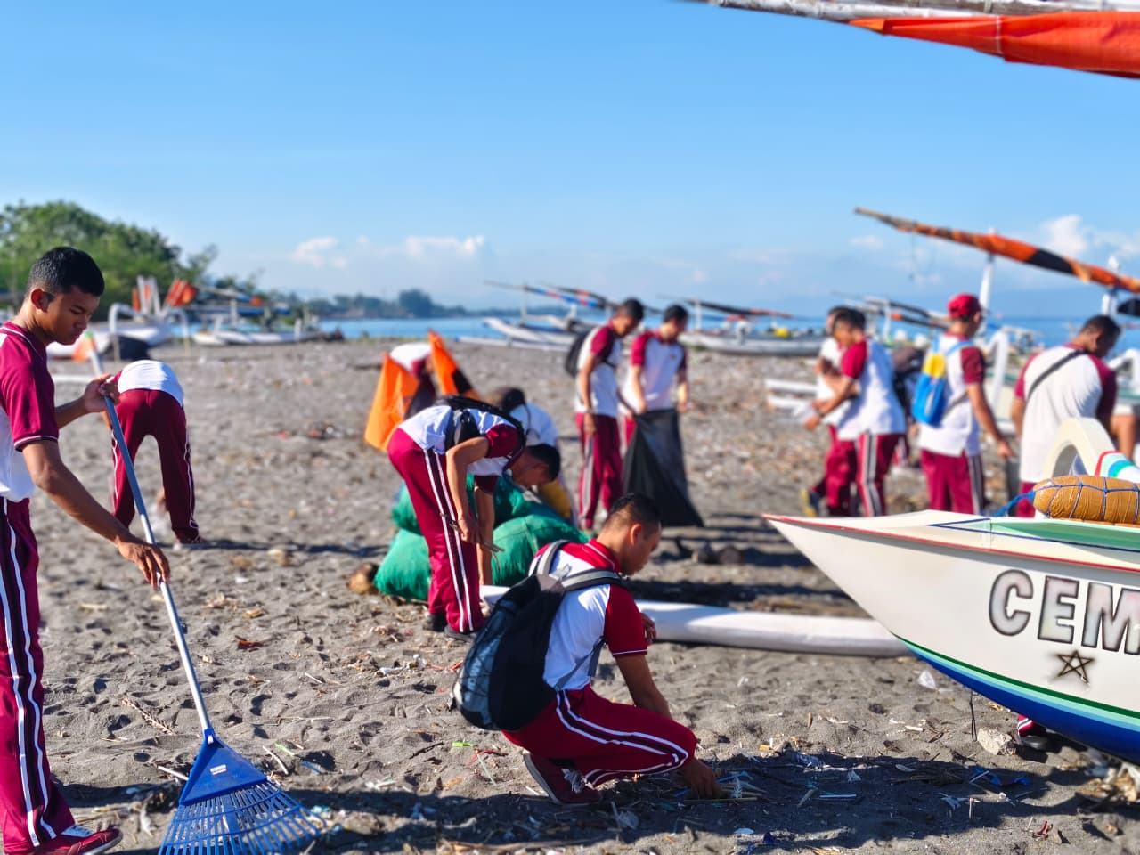 Bersih-Bersih Pantai, Ditpolairud Polda NTB Sasar Pantai Tanjung Karang 