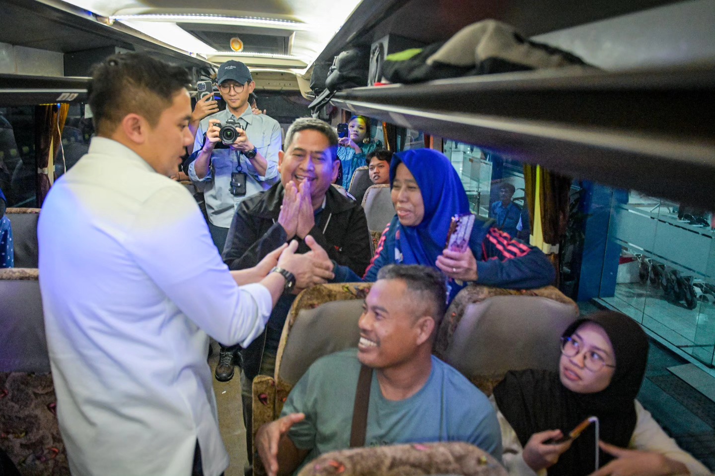 Pastikan Perjalanan Aman, Lancar serta Nyaman, Seskab Teddy Tinjau Puncak Arus Balik Lebaran 2026 Dini Hari