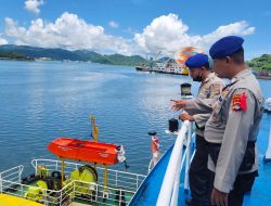 Pastikan Keselamatan Penumpang, Ditpolaurud Polda NTB Bersama KSOP Awasi Bongkar Muat di Pelabuhan Lembar