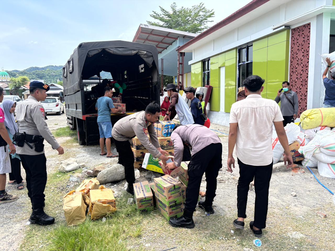Brimob Polda NTB, Salurkan Bantuan Kemanusiaan untuk Korban Kebakaran di Alas