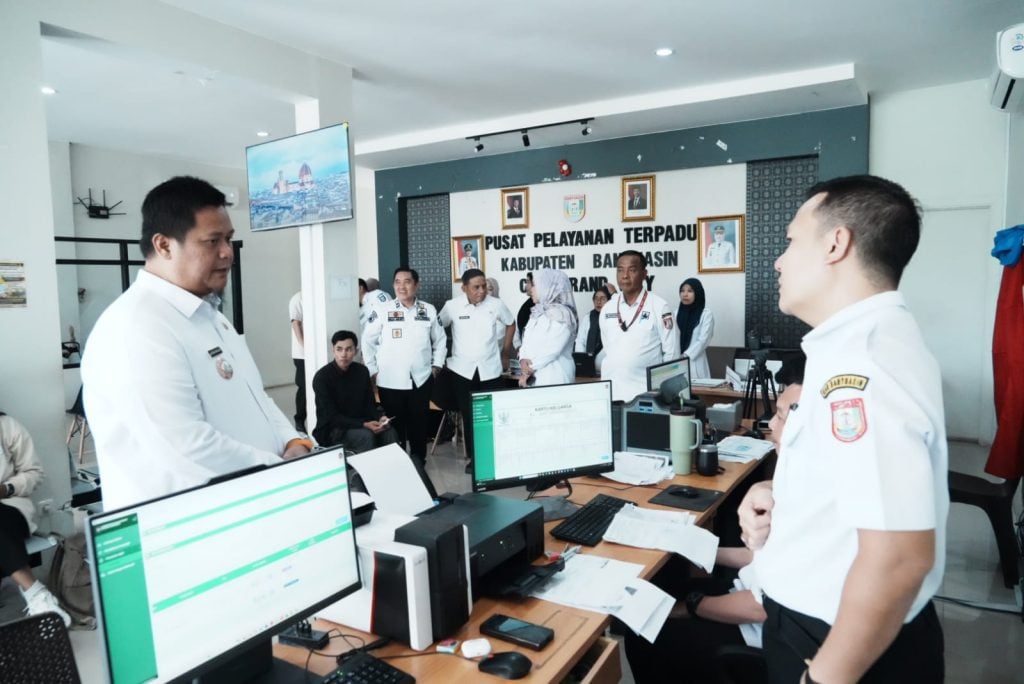 Pastikan Berjalan di Hari Pertama Usai Libur Lebaran, Sekda Erwin Sidak Pelayanan Publik Kecamatan Talang Kelapa