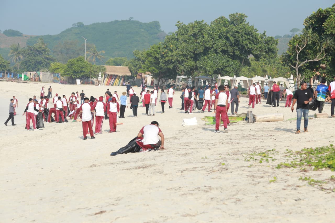 Dorong Kepedulian Lingkungan, Kapolda NTB Pimpin Aksi Bersih Pantai di Tanjung Aan