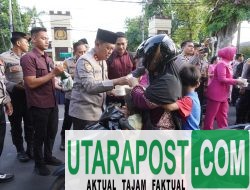 Hangatnya Ramadhan, Kapolda NTB Bersama PJU Tebar Takjil di Jalan