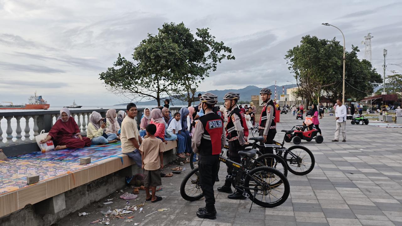 Pasca Lebaran, Polresta Mataram Intensifkan Patroli Sepeda di Kawasan Wisata Pantai