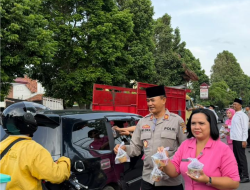 Pererat Kedekatan dengan Masyarakat, Satresnarkoba Polresta Mataram Bersama Bhayangkari Berbagi Takjil