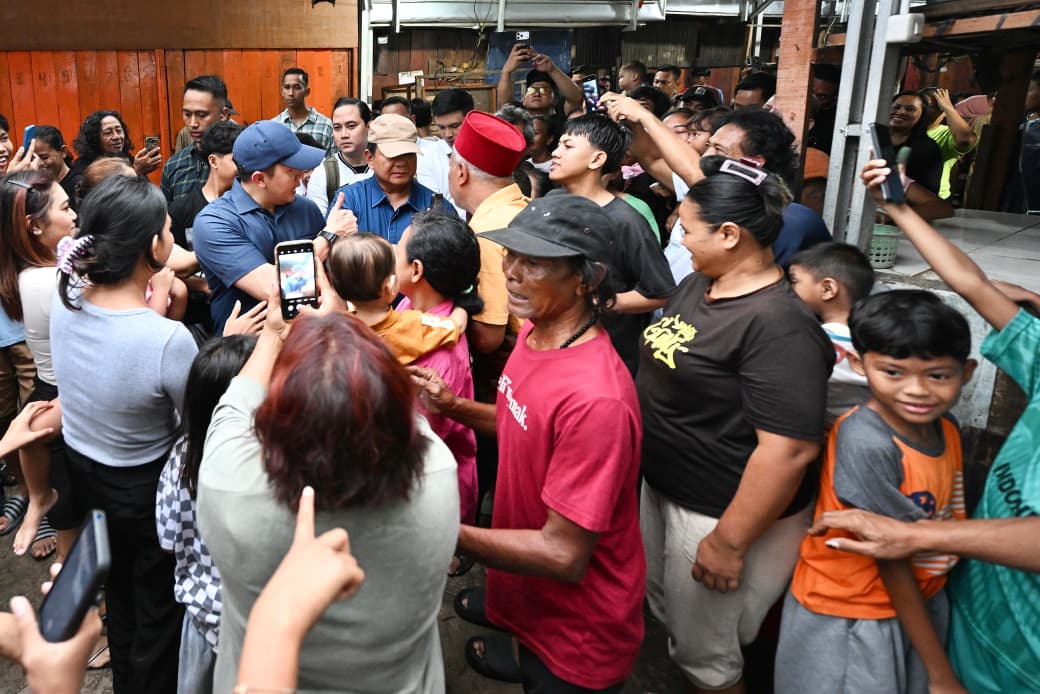 Tangis Haru dan Harapan Warga Pecah di Bantaran Rel, Sambut Kunjungan Mendadak Presiden Prabowo di Senen