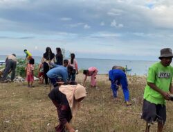 Personil Kapal Polisi XXI-2014 Bersama Masyarakat di Sumbawa Gotong Royong Bersih Pantai