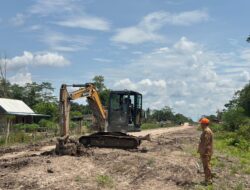 Rusak Diterjang Hujan, Camat Lalan Gandeng Warga Swadaya Perbaiki Jalan TMMD
