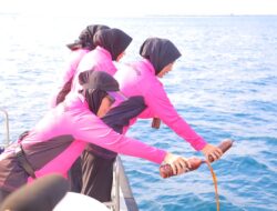 Jaga Ekosistem di Perairan Gili Trawangan, Bhayangkari NTB dan Lombok Utara Menutrisi Laut dengan Eco-Enzim 