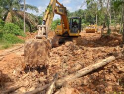 Lumpur Disingkirkan, Jalan Mekar Jaya Siap Dikeraskan