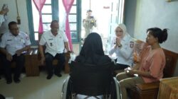 Wujud Kepedulian Nyata, Wabup Netta Turun Langsung Sambangi Kediaman Warga Sakit