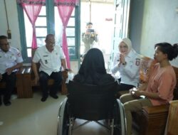 Wujud Kepedulian Nyata, Wabup Netta Turun Langsung Sambangi Kediaman Warga Sakit