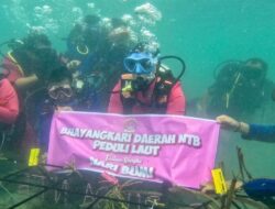 Jaga Kelestarian Ekosistem Laut, Ketua Bhayangkari Daerah NTB Tanam Terumbu Karang di Gili Sudak
