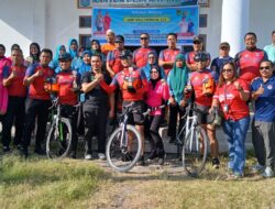 Gowes Kamtibmas: Polres Lombok Utara Bagikan Sembako untuk Warga Lansia di Desa Kayangan