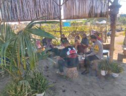 Sambangi Kawasan Pantai Viral Tanjung Karang, Bhabinkamtibmas Ajak Warga Jaga Kamtibmas