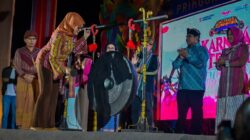 Hadiri Karnaval Tenun Night Show “Srimananti”, Bunda Sinta: Generasi Muda Pringgasela Menenun Masa Depan Warisan Budaya